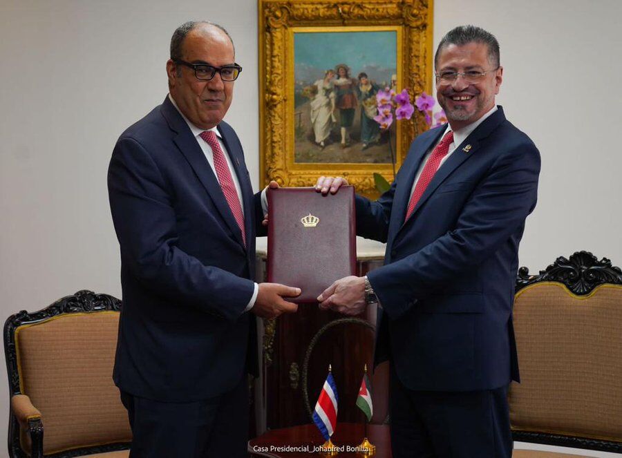 السفير الخالدي يقدم أوراق اعتماده لرئيس