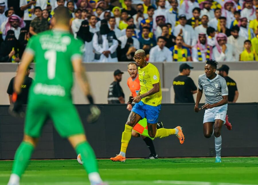 لاعب في الدوري السعودي يطالب بهذا