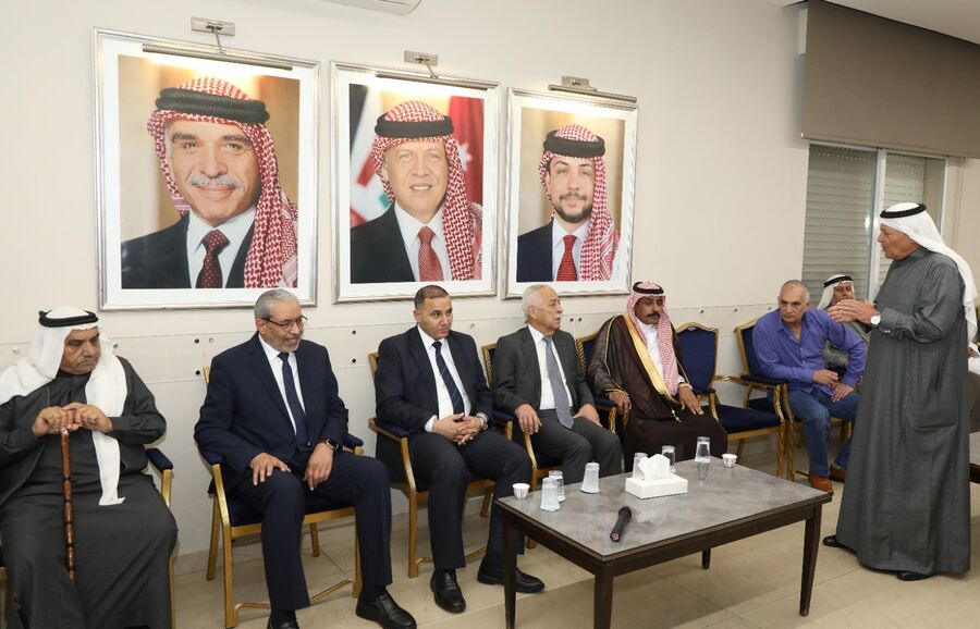 مندوبا عن الملك وولي العهد.. العيسوي