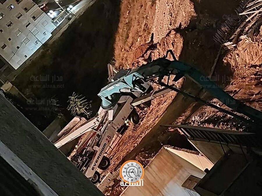 إمالة لخلاطة إسمنت أمام عمارة في