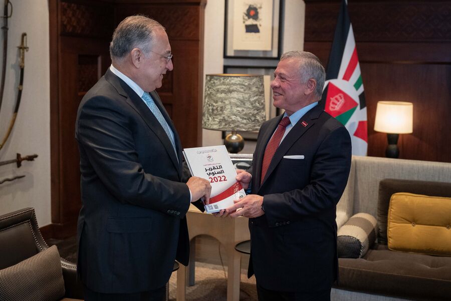 الملك يتسلم التقرير السنوي لهيئة النزاهة