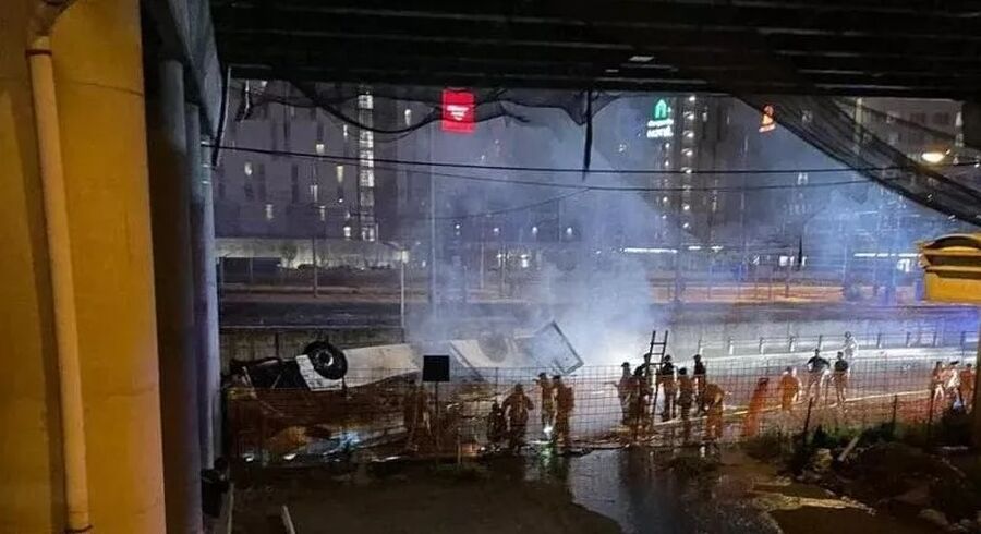 فيديو.. سقوط حافلة من فوق جسر