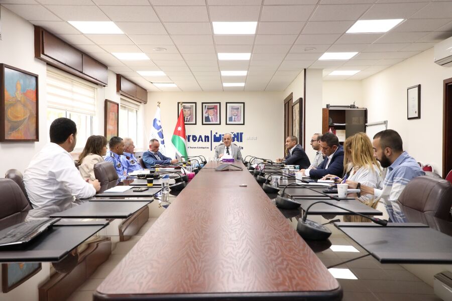 بحث تسهيل إجراءات استقبال وتوديع المجموعات