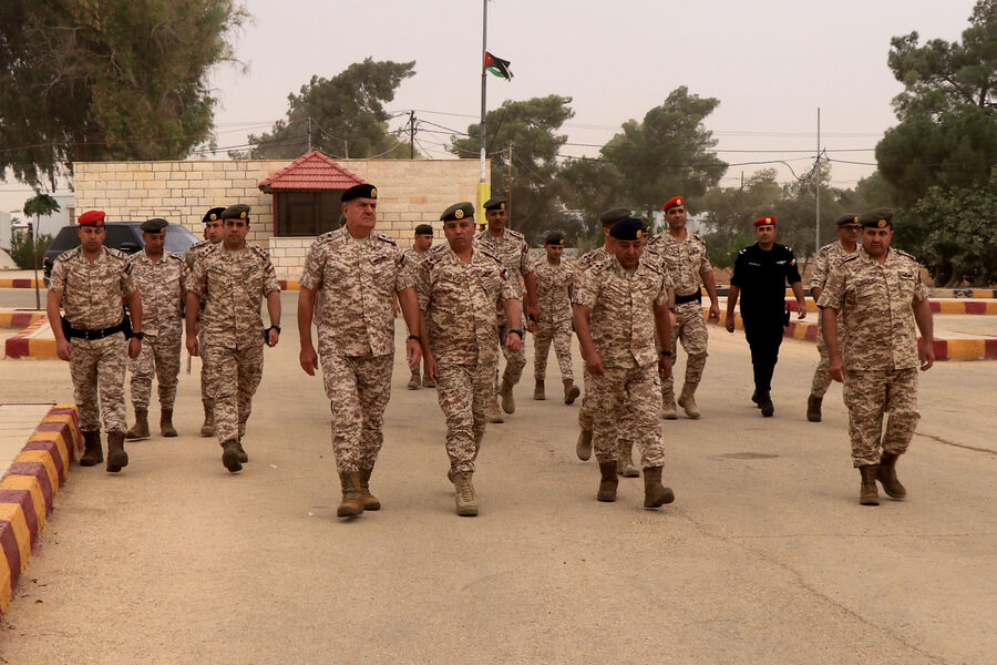 الحنيطي يزور قيادة المنطقة العسكرية الشرقية