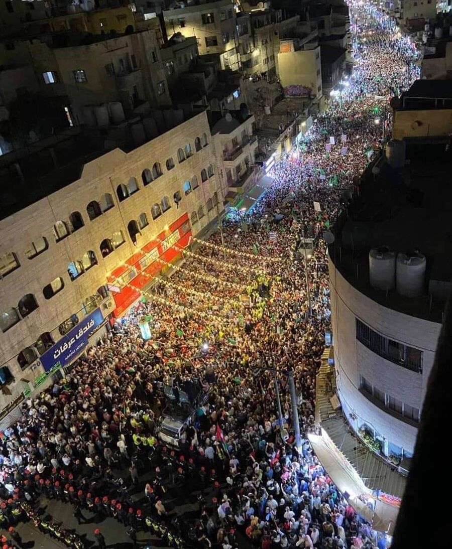 الصورة التي طافت العالم بكل عز