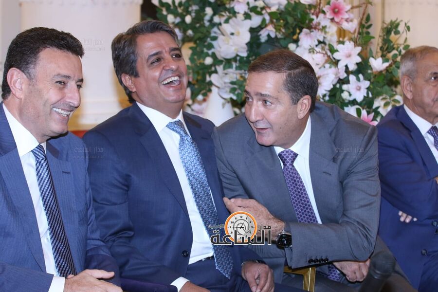 4 رؤساء وأكثر من الف شخص