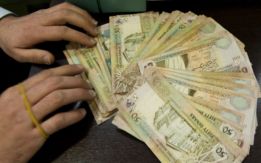 موظف شركة في الأردن يختلس 96