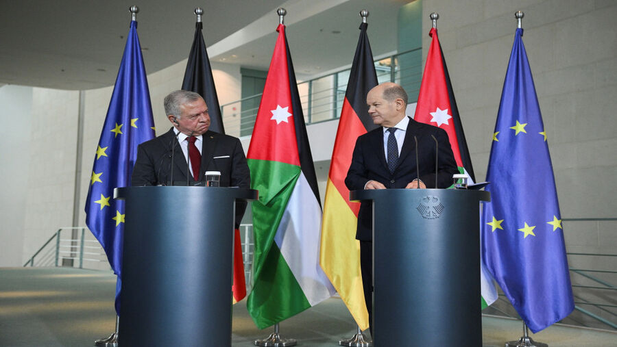 الملك يدعو للعمل الجماعي لإنهاء الوضع