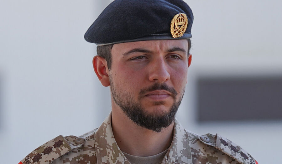 نائب الملك الامير الحسين يهاتف قائد