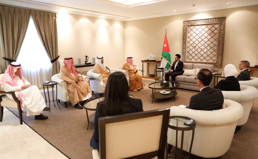 ولي العهد يستقبل المشرف العام على