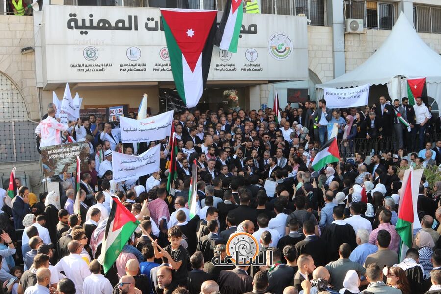 المئات أمام مجمع النقابات دعما لغزة