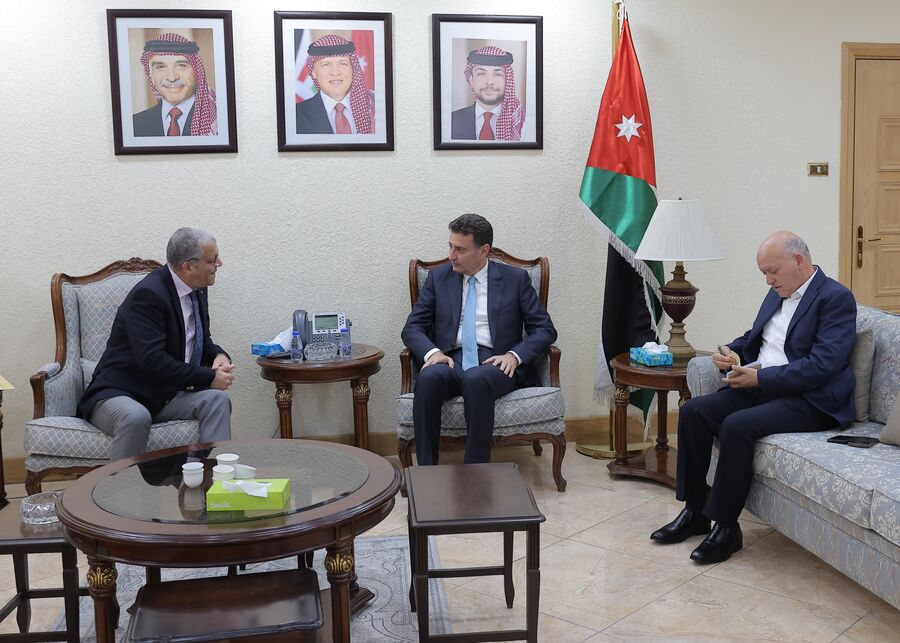 الصفدي والسفير الجزائري: مع فلسطين وشعبها