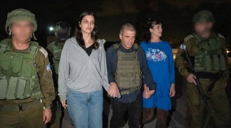 أول فيديو لإطلاق سراح الأسيرتين الأمريكيتين