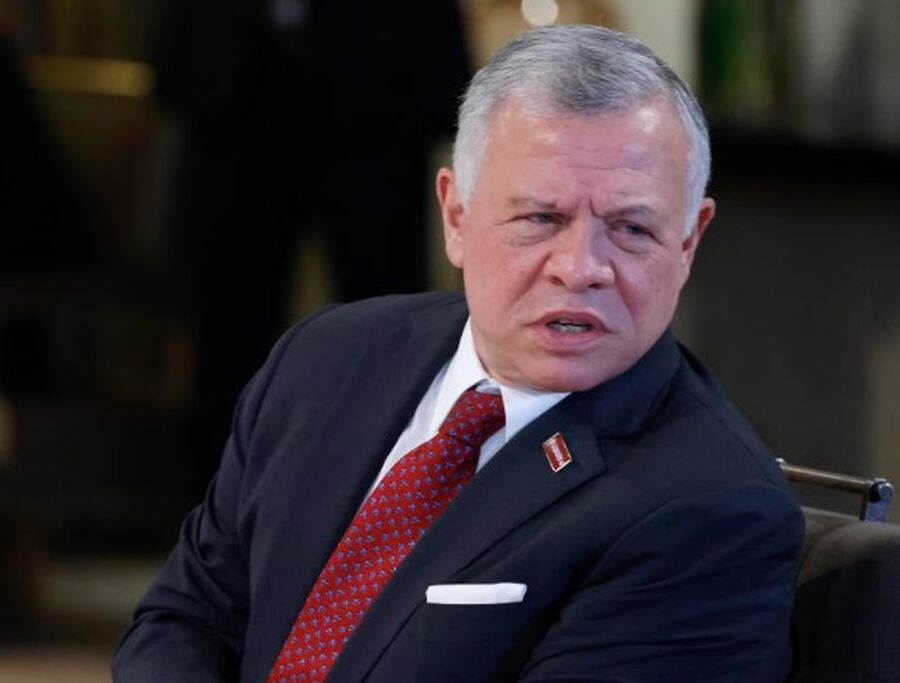 غادر أرض الوطن.. الملك يشارك في