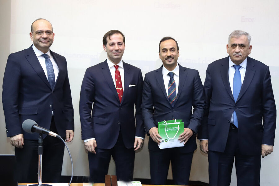 نذير عبيدات يكرم الطبيب صهيب صيدم