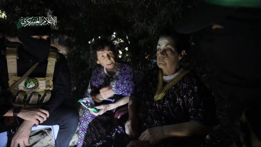 رهينة إسرائيلية: حماس عاملتنا بلطف ولبت