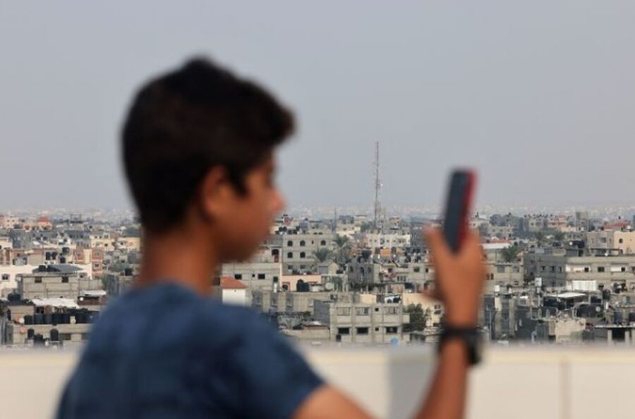 عودة الاتصالات وشبكة الإنترنت تدريجيا إلى