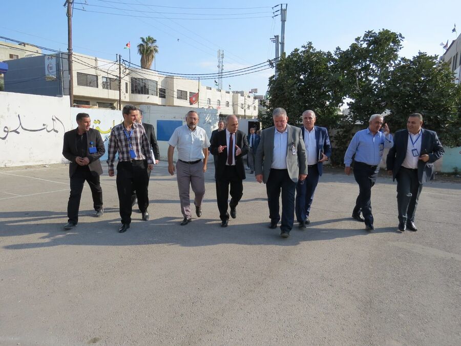 محافظة يتفقد عددا من مدارس لواء