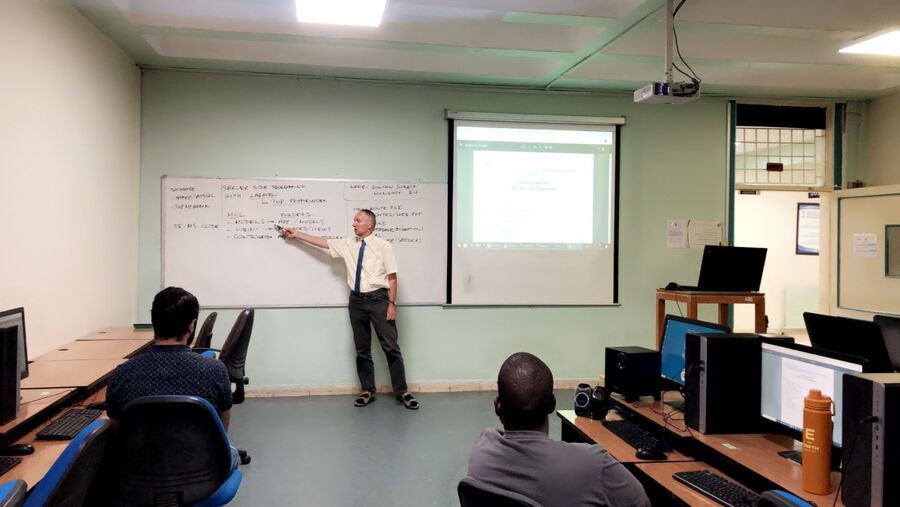 د.زولتان سوبيكز يقضي اسبوعا علميا في