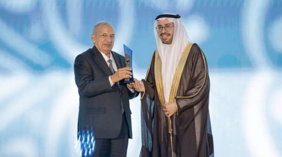 البخيت يتسلّم جائزة مجمع الملك سلمان