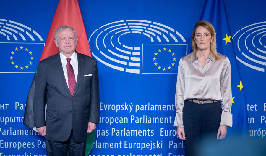 الملك لـ روبرتا ميتسولا: حل القضية