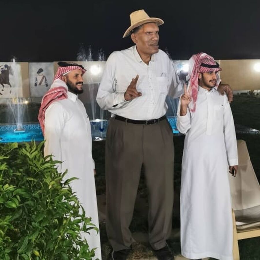 أطول رجل بالعالم يلفظ أنفاسه في