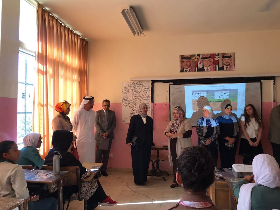 وفد إماراتي يزور مدارس لواء وادي