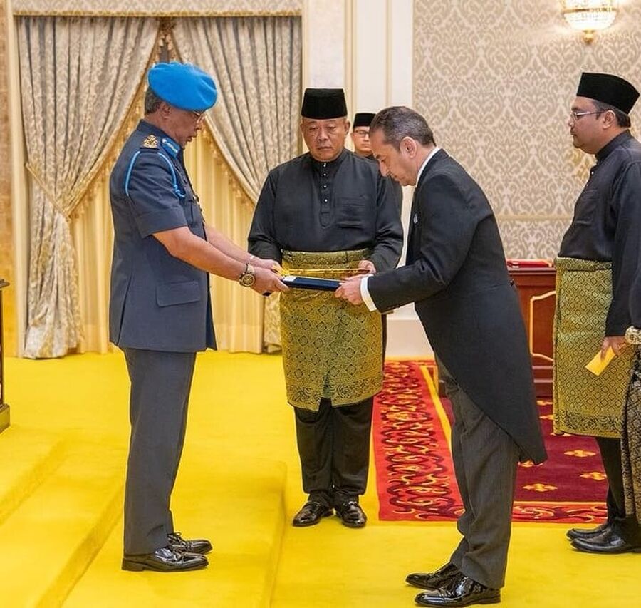 السفير المعايطة يقدم أوراق اعتماده لملك