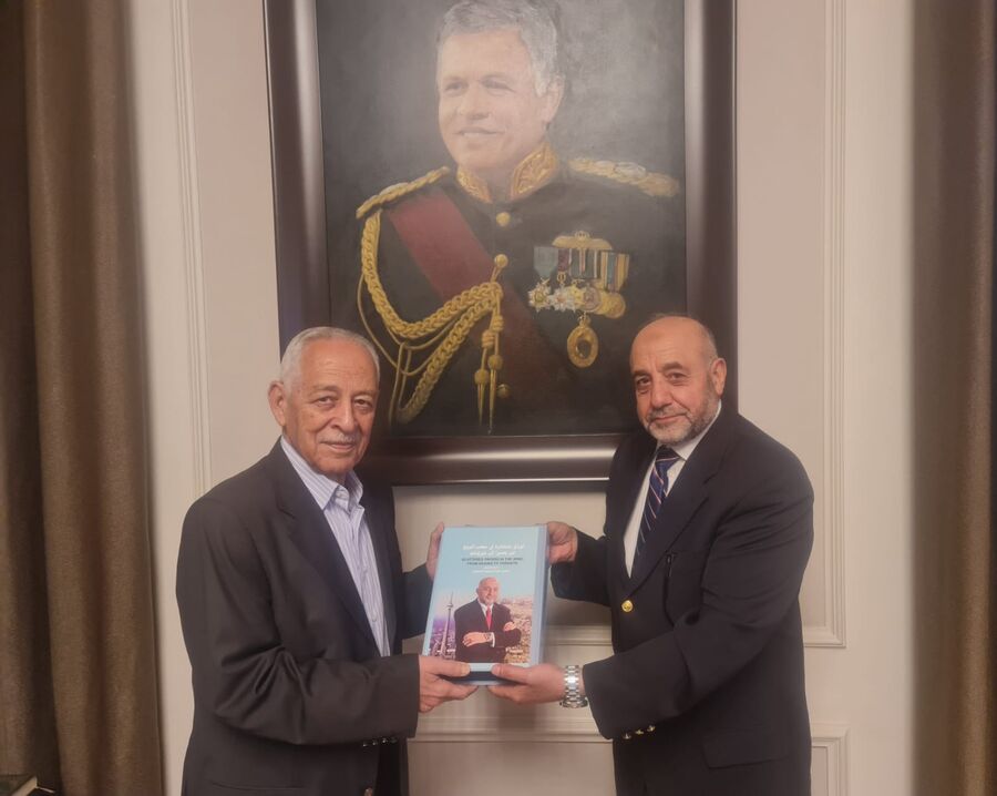 فيصل الرفوع يهدي رئيس الديوان الملكي