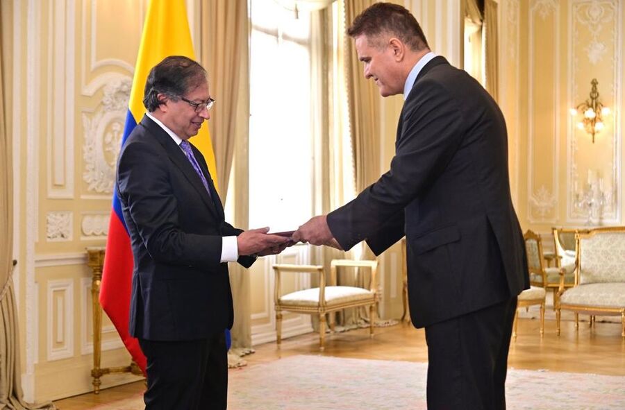 السفير مساعدة يقدم أوراق اعتماده للرئيس