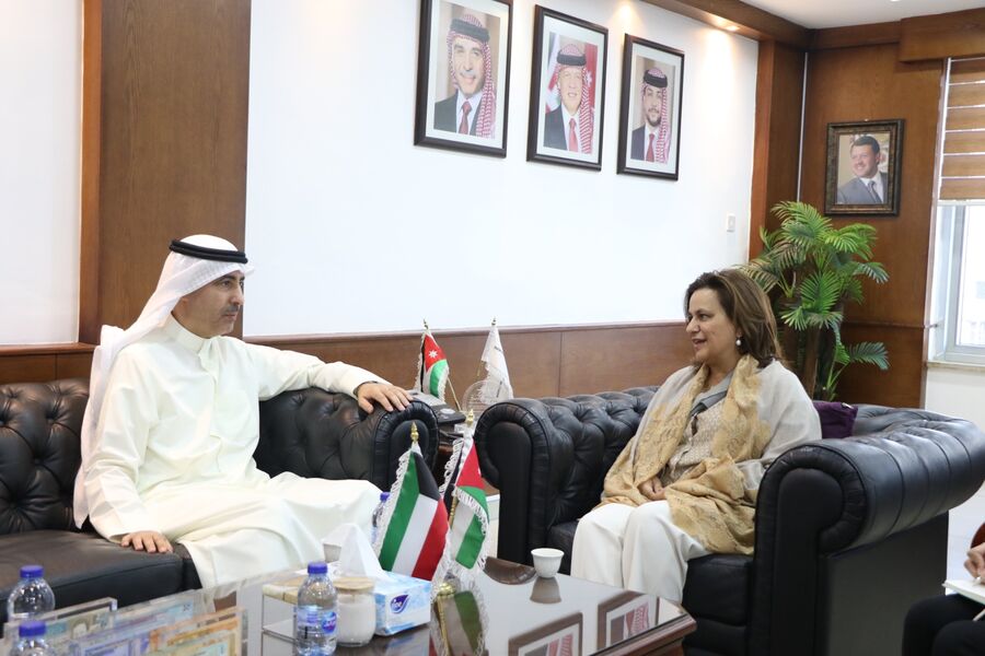 وزيرة الاستثمار تطلع السفير الكويتي على