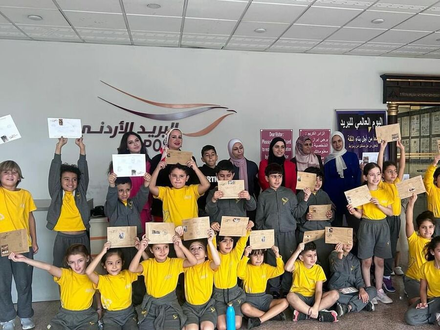 وفد من مدرسة الأهلية و المطران