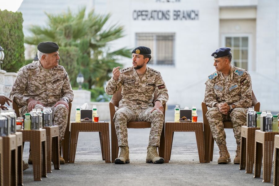 ولي العهد يزور سلاح الجو ويثني