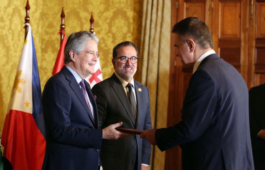 السفير المساعدة يقدم أوراق اعتماده لرئيس