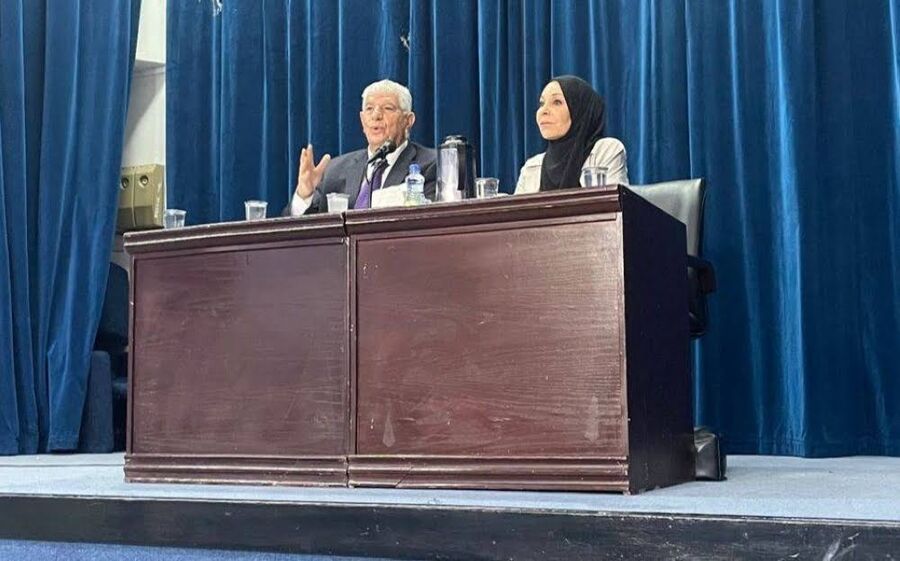 الدكتور عضيبات يحاضر عن اهمية العمل