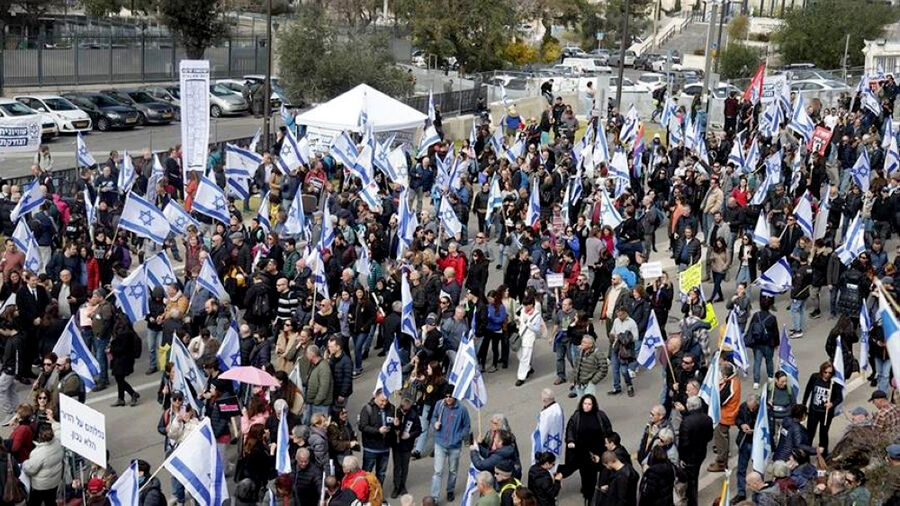 عشرات آلاف الإسرائيليين يتظاهرون قبالة مكتب