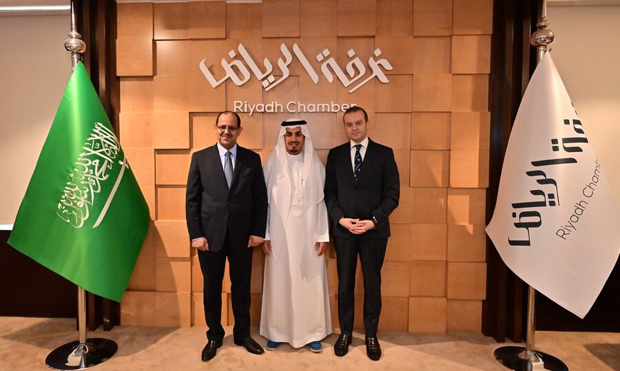 وفد من قطاع الصناعات الجلدية والمحيكات