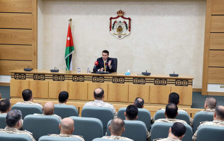 الصفدي يحاضر بدورة الدفاع للضباط ويبرق