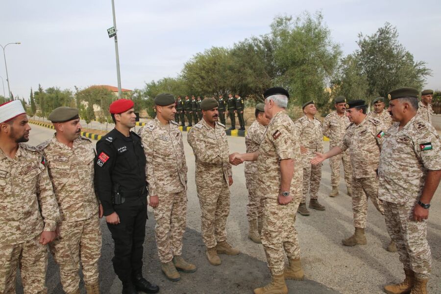 الحنيطي يزور قيادة المنطقة العسكرية الجنوبية