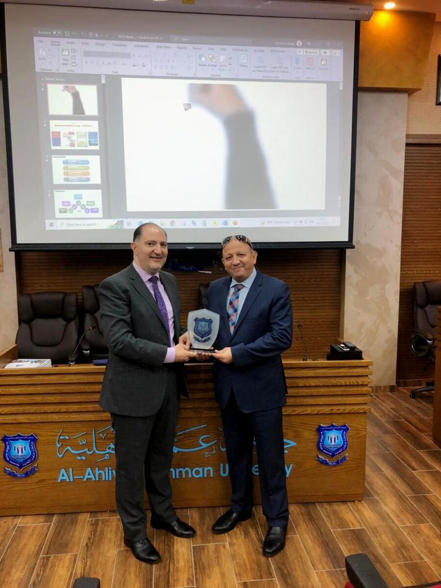 كلية الصيدلة في عمان الأهلية تعقد