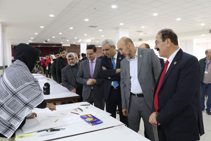 طلبة جامعة الزرقاء يدعمون غزة بلوحات