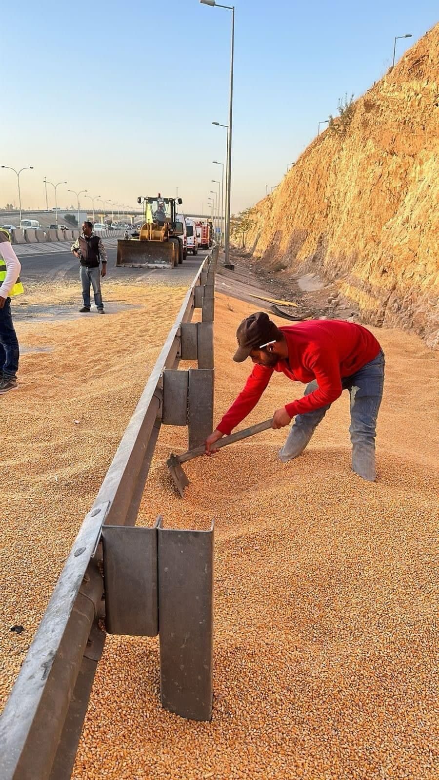 بلدية الجيزة تتعامل مع المخلفات الناتجة
