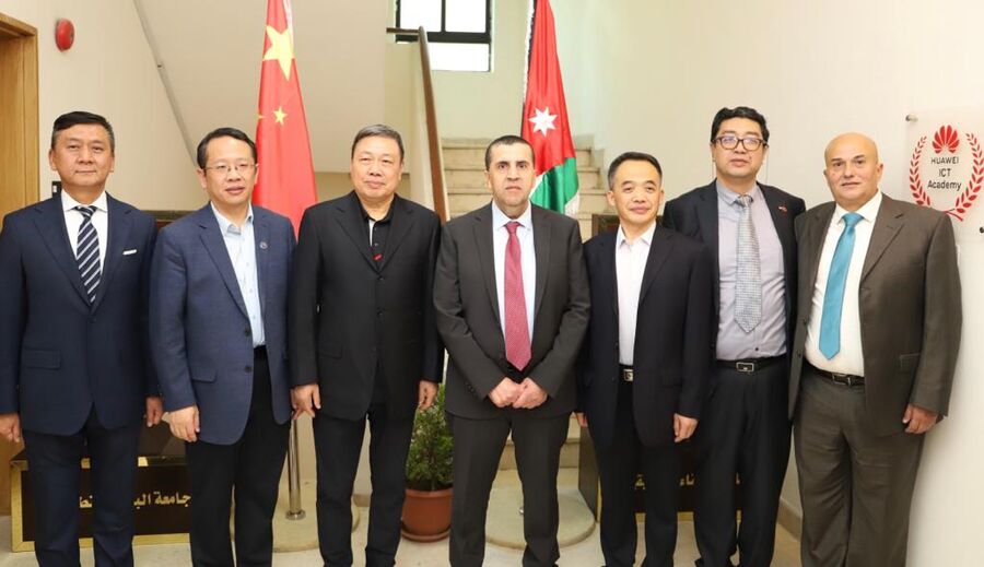 رئيس جامعة البلقاء التطبيقية يلتقي وفد