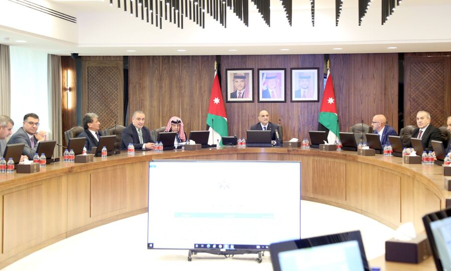 قرارات وأنظمة وتعيينات وإحالات في جلسة