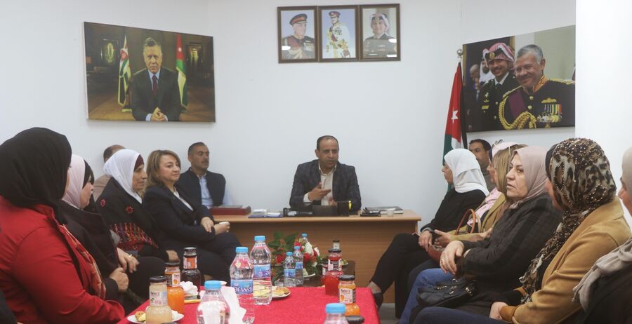 وفد نسائي فلسطيني يزور المستشفى الميداني