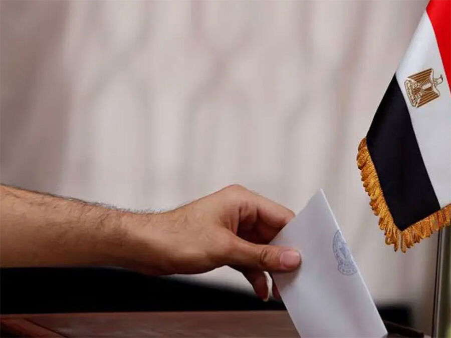 المصريون في الخارج يدلون بأصواتهم في