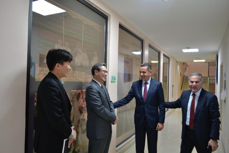 السفير الكوري يزور مدارس الجودة الأمريكية