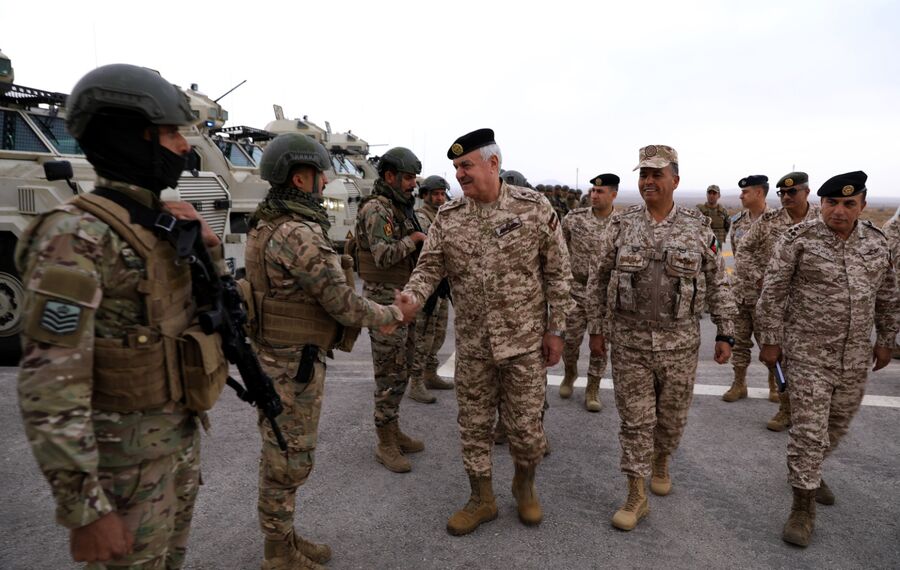 نقل تحيات الملك.. الحنيطي يتفقد كتيبة