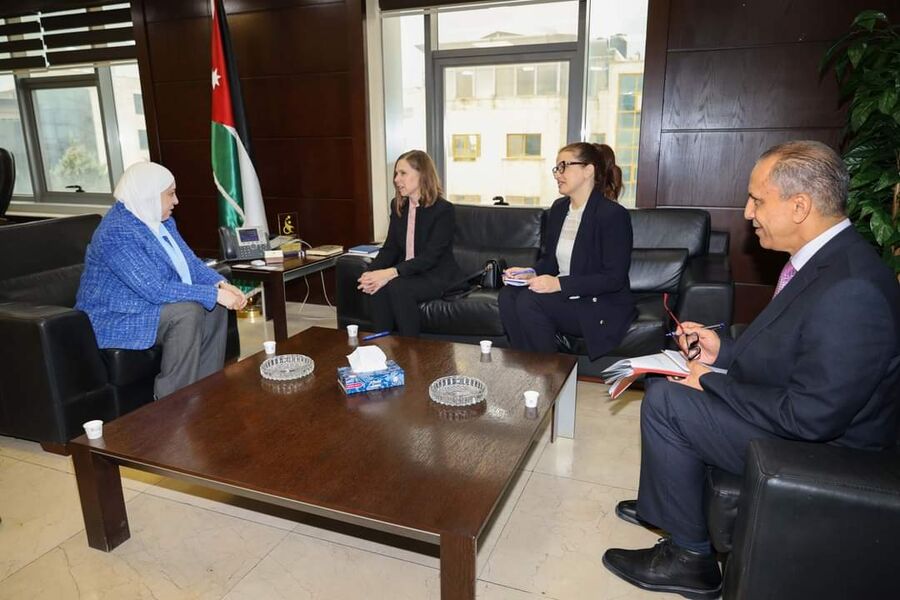 وزيرة النقل تلتقي مديرة منطقة شرق