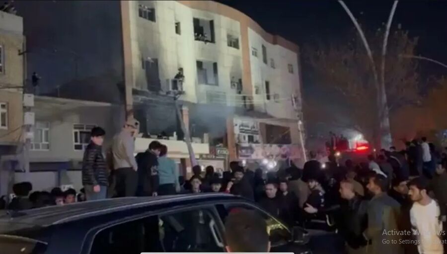 بالفيديو.. 14 قتيلا في حريق بمبنى